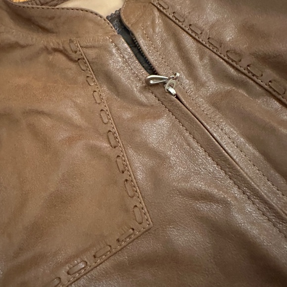 Chic Women's Brown Leather Jacket - Picture 3 of 10